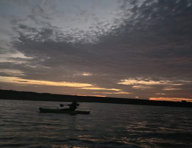 Kayaks durante el amanecer en el lago