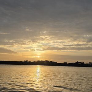 Reflejo del amanecer sobre el lago