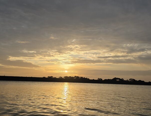 Reflejo del amanecer sobre el lago