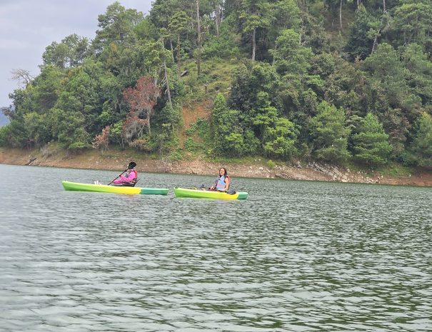 Dos personas recorriendo el lago en kayak