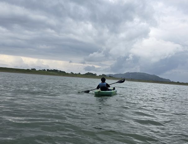 Recorrido en kayak con vista a las montañas