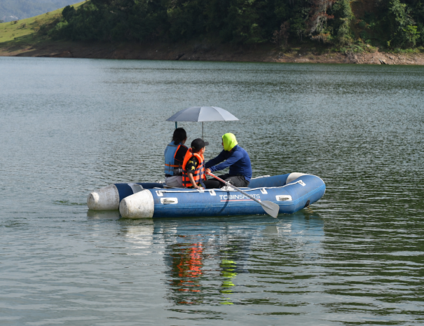 Lancha inflable en la presa de Tenango de las Flores