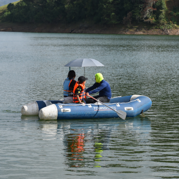 Lancha inflable en la presa de Tenango de las Flores