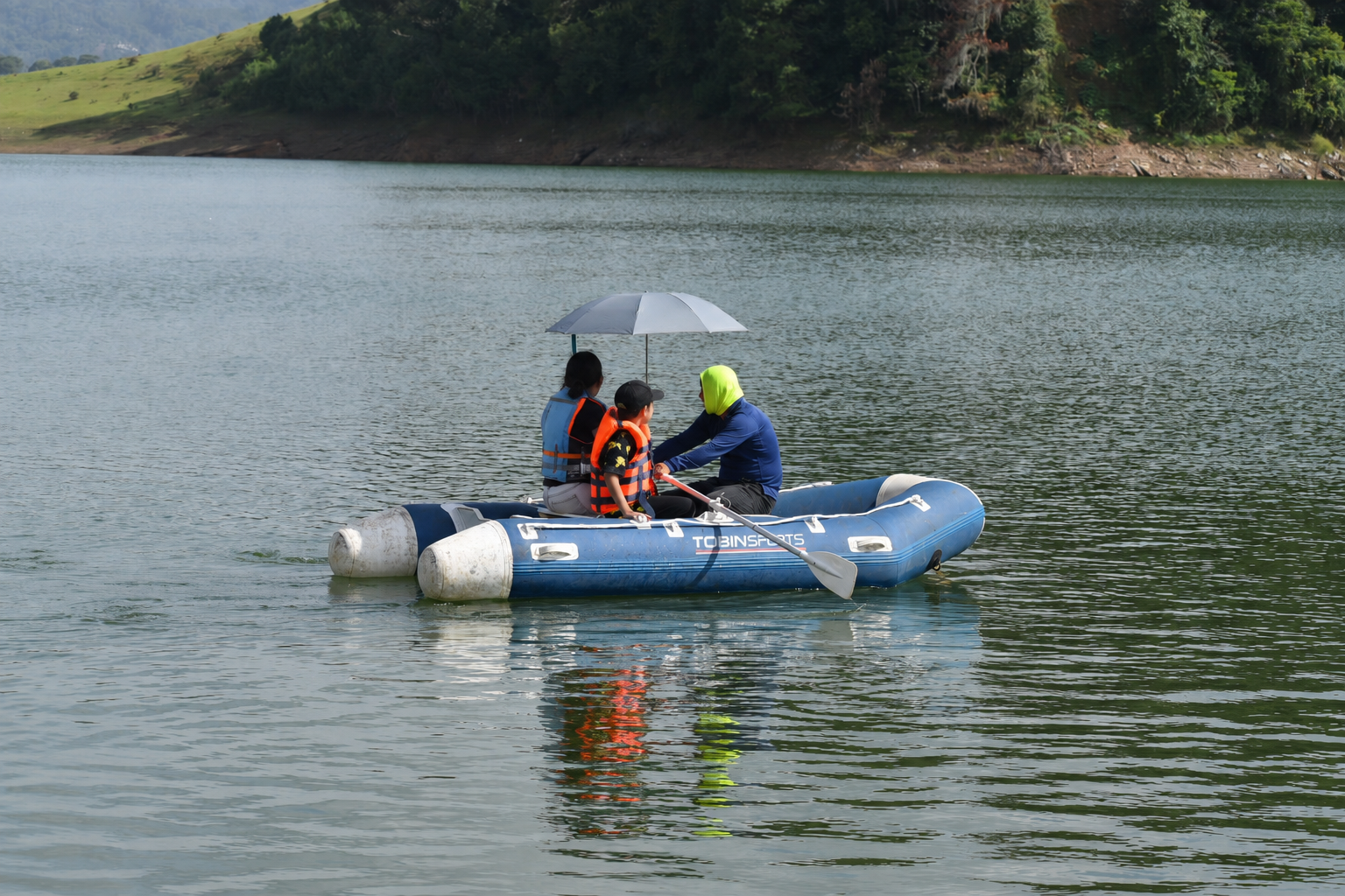 Lancha inflable en la presa de Tenango de las Flores