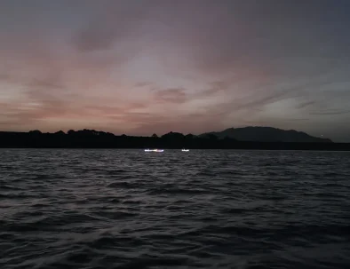 Kayak sobre el lago durante la hora azul