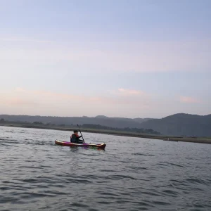 Persona remando en kayak durante las primeras horas de la mañana