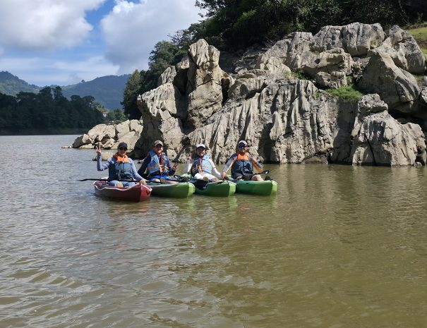 Grupo de visitantes en kayak junto a las formaciones rocosas de la presa
