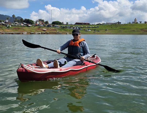 Una visitante disfruta un paseo individual en kayak en la Presa de Tenango